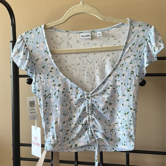 Light blue floral crop top with adjustable front cinch. Tencel Model Fabric - Picture 3 of 3
